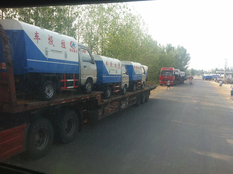 圖為準備發(fā)車至山西的小型<a href=http://www.sld918.com/ljc target=_blank class=infotextkey>垃圾車</a>