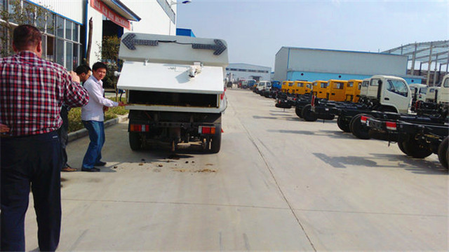 內(nèi)蒙客商正在參觀五十鈴<a href=http://www.sld918.com/saoluche/ target=_blank class=infotextkey>掃路車(chē)</a>