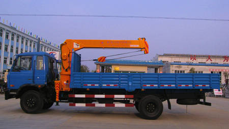 隨車起重機(jī)除了能夠吊裝外，還能夠 對貨物運(yùn)輸，做到了一車兩用，一車多用