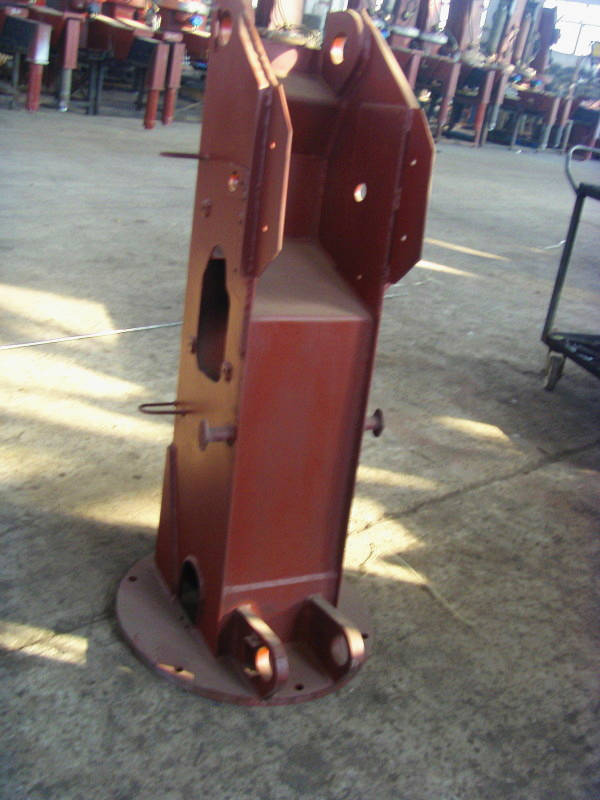 隨車吊的立柱：立柱是連接吊臂和機(jī)架的重要部件，貨物左右旋轉(zhuǎn)時(shí)主要靠立柱