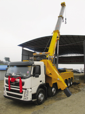 昨日，目前國(guó)內(nèi)最大噸位的道路<a href=http://www.sld918.com/qzc/ target=_blank class=infotextkey>清障車(chē)</a>正式“落戶(hù)”貴陽(yáng)。該清障車(chē)車(chē)價(jià)近300萬(wàn)元，集吊裝、拖車(chē)于一體，最大起吊高度13.2米，最大拖牽重量54噸，最大起吊重量60噸，可安全快速地對(duì)交通事故中側(cè)翻的重型貨車(chē)、重型<a href=http://www.sld918.com/ygc/ target=_blank class=infotextkey>油罐車(chē)</a>等進(jìn)行起吊、救援和拖運(yùn)，及時(shí)恢復(fù)現(xiàn)場(chǎng)交通。曾秦 攝