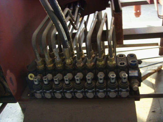  多路換向閥是<a href=http://www.sld918.com/scd/ target=_blank class=infotextkey>隨車吊</a>的操作系統(tǒng)