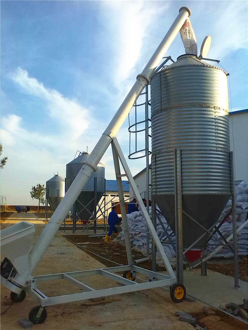 河南某養(yǎng)殖廠在我公司訂夠的飼料提升機(jī) 及 20方天錦飼料運(yùn)輸車(chē)