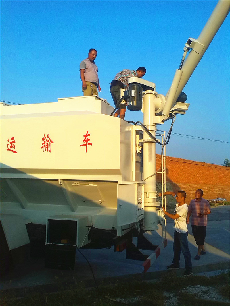河南某養(yǎng)殖廠在我公司訂夠的飼料提升機(jī) 及 20方天錦飼料運(yùn)輸車(chē)