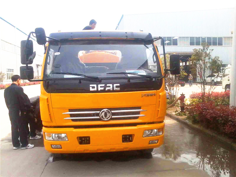 高壓清洗<a href=http://www.sld918.com/xifenche/ target=_blank class=infotextkey>吸糞車</a>正面圖